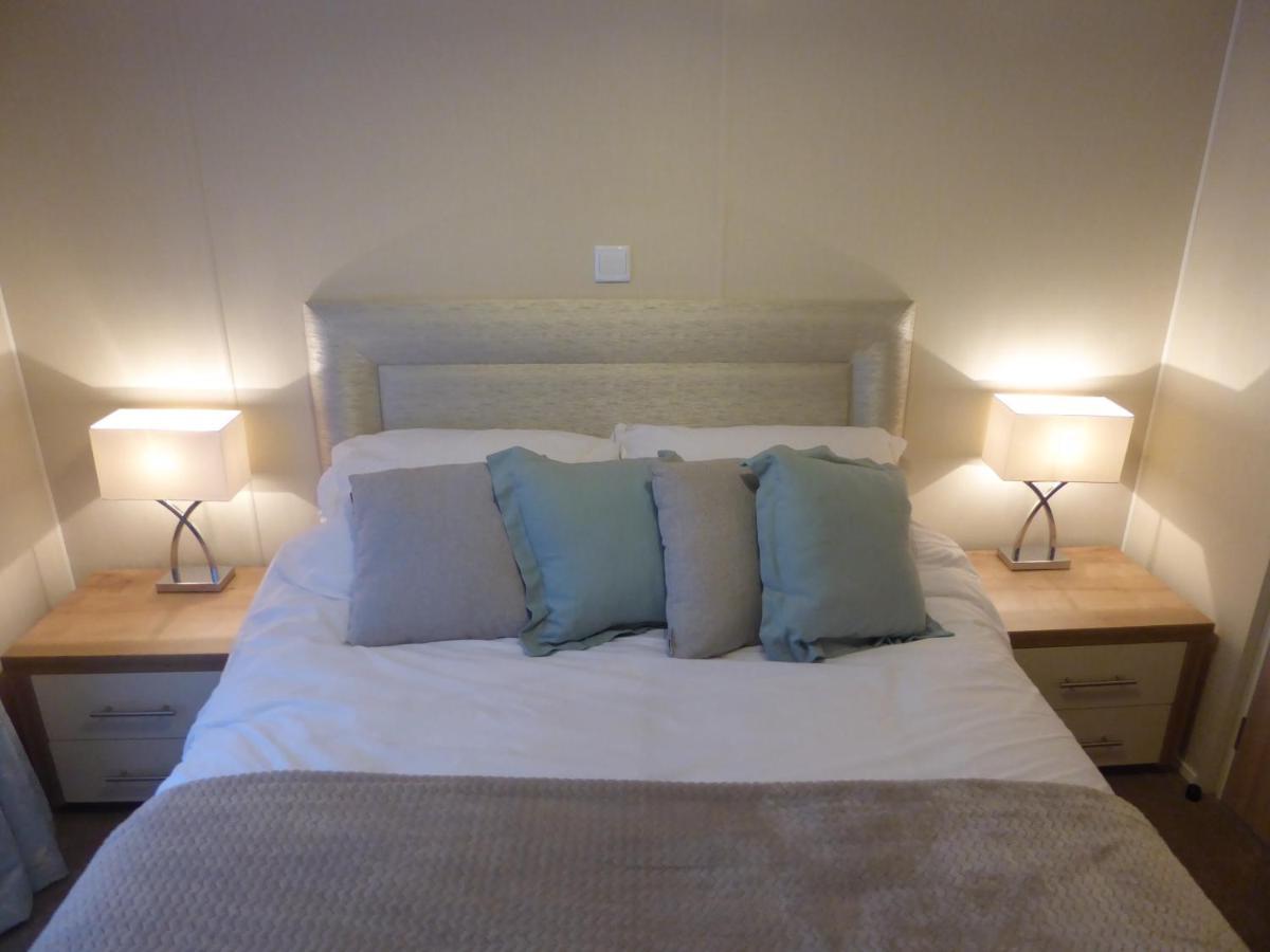 Fable Lodge Tattershall Lakes - Luxury Lakeside Lodge With Hot Tub 외부 사진