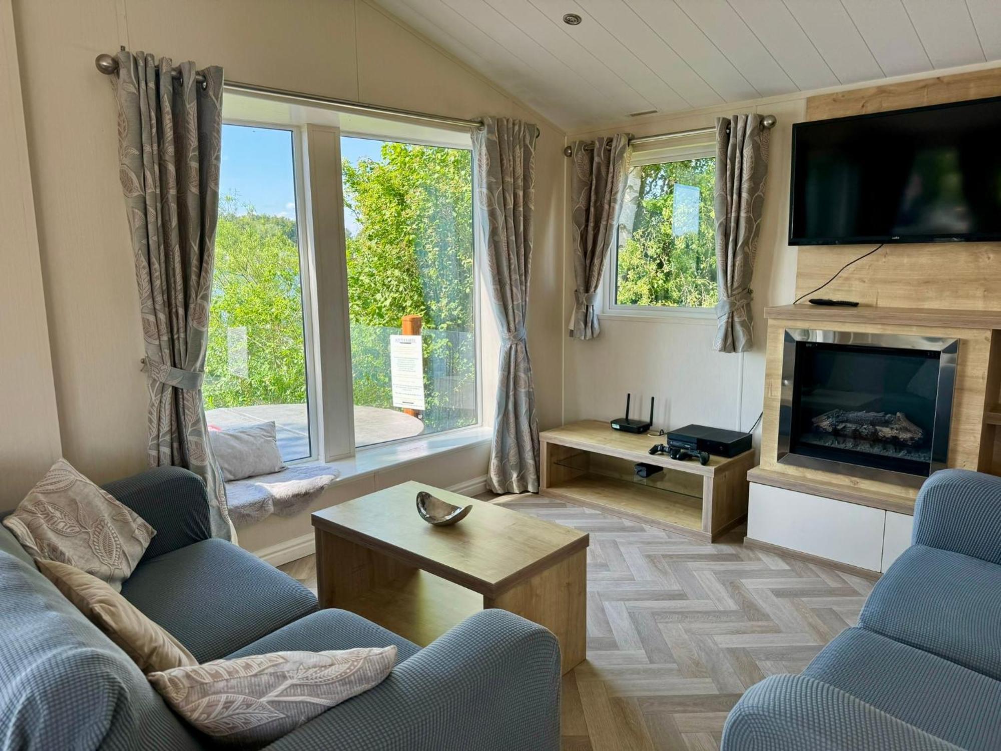 Fable Lodge Tattershall Lakes - Luxury Lakeside Lodge With Hot Tub 외부 사진