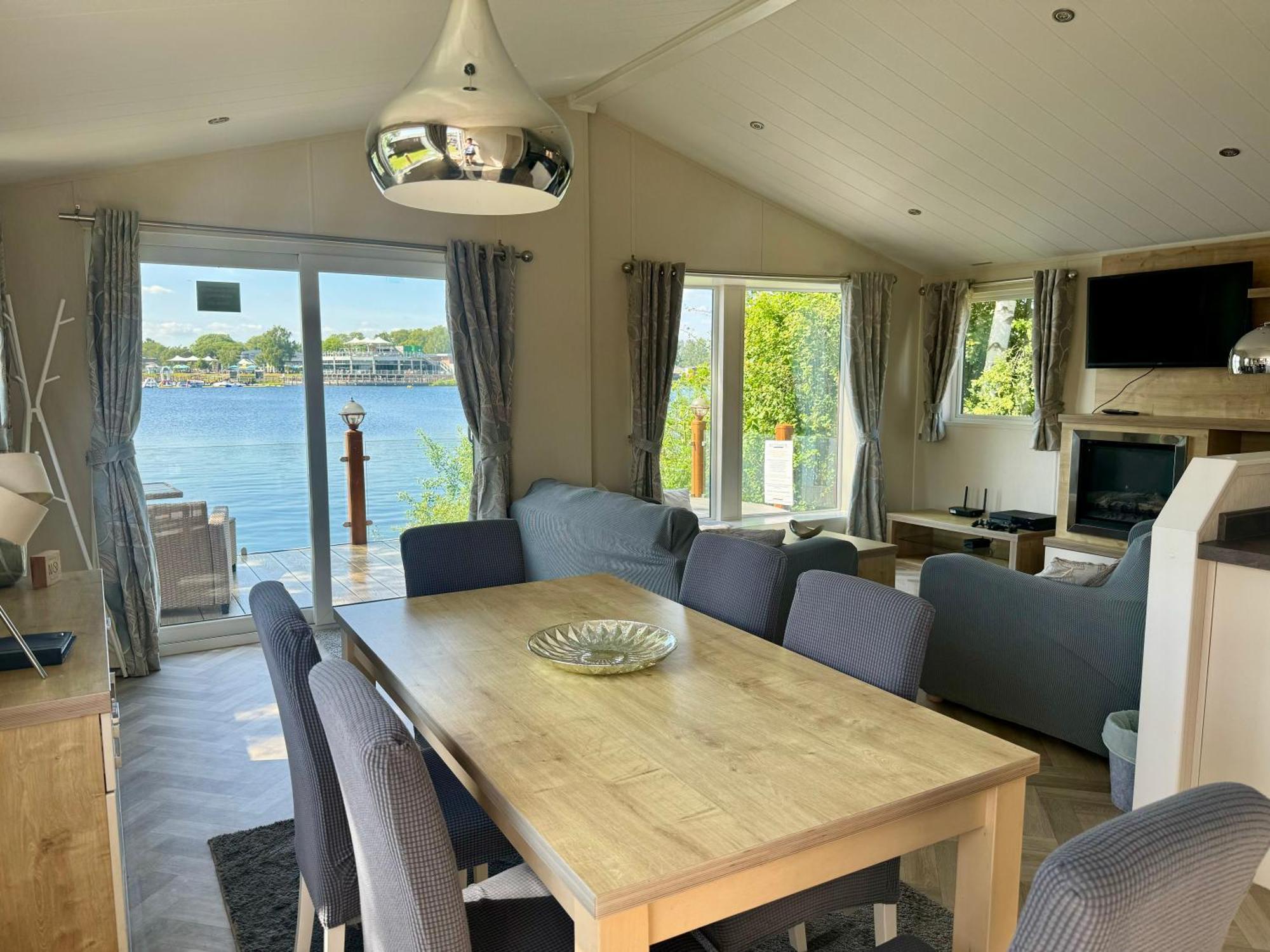 Fable Lodge Tattershall Lakes - Luxury Lakeside Lodge With Hot Tub 외부 사진
