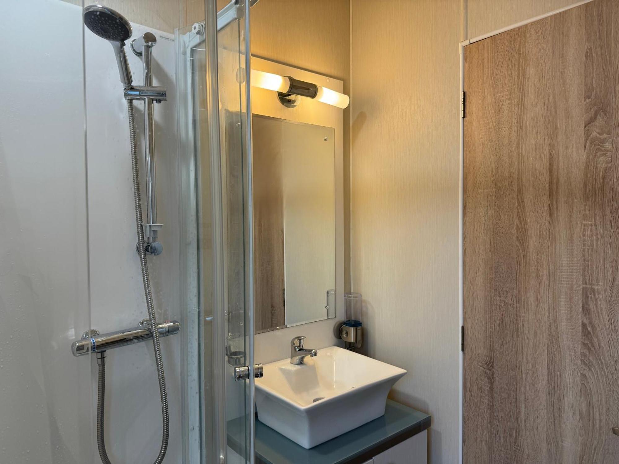 Fable Lodge Tattershall Lakes - Luxury Lakeside Lodge With Hot Tub 외부 사진