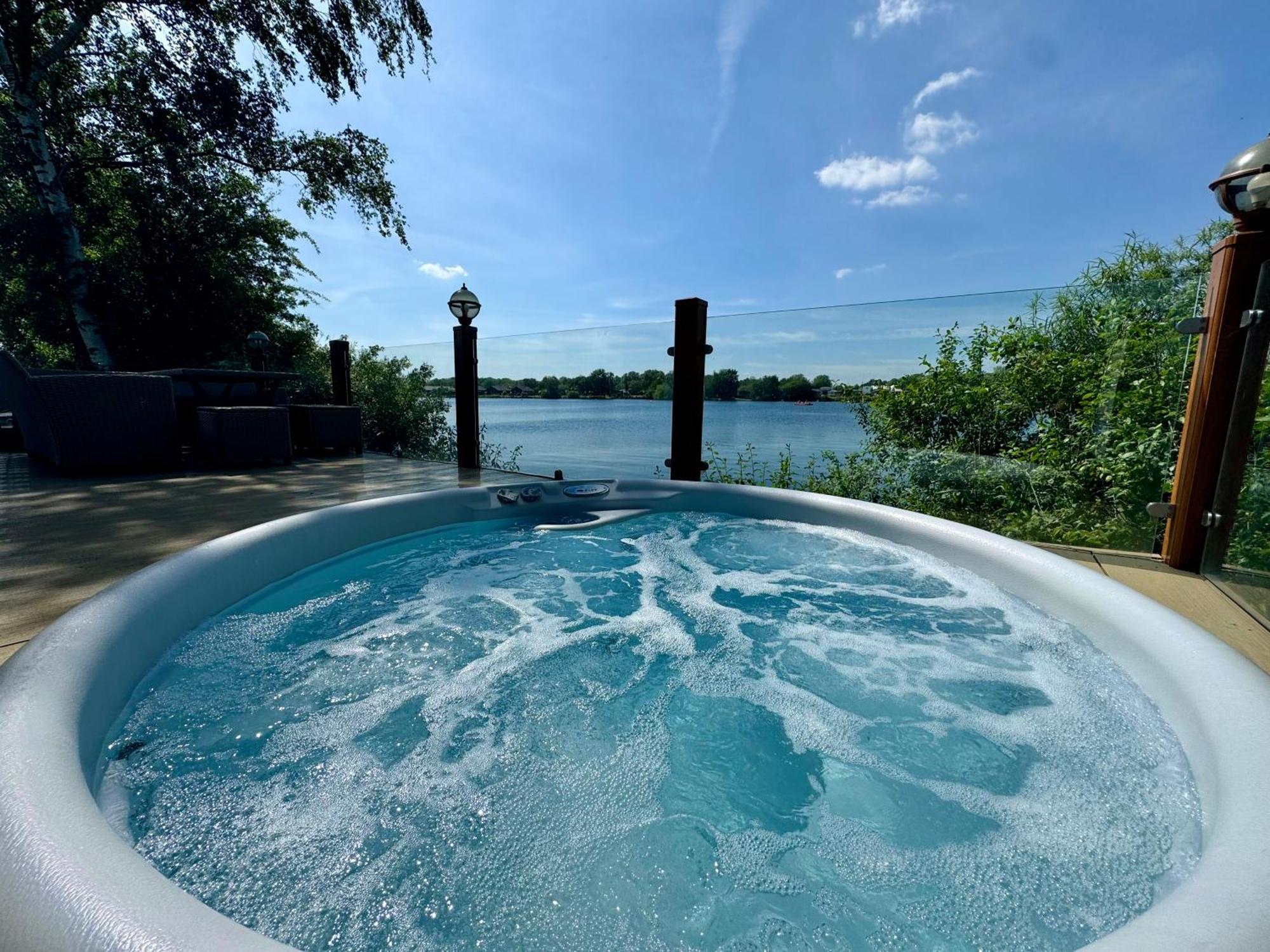 Fable Lodge Tattershall Lakes - Luxury Lakeside Lodge With Hot Tub 외부 사진